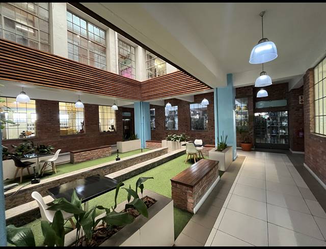 69M² BUSINESS TO LET IN WOODSTOCK
